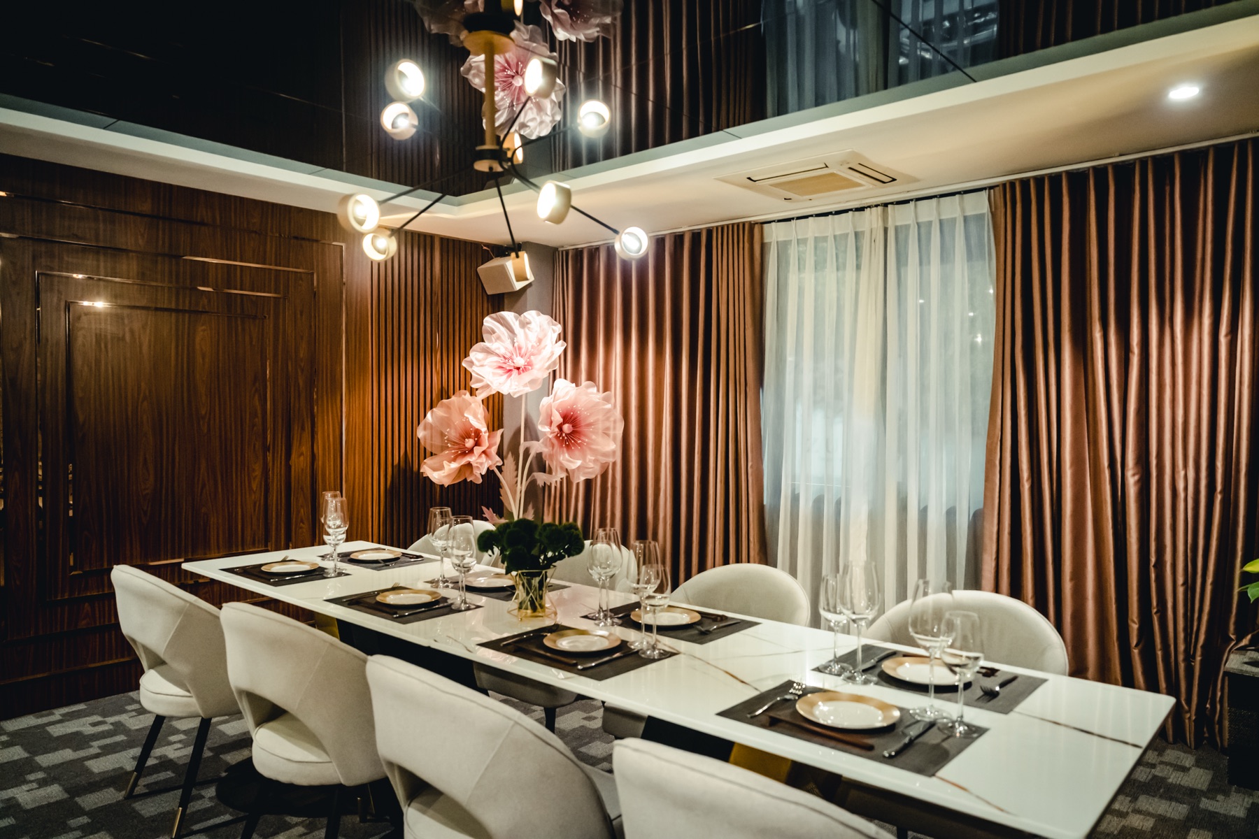 Kasen's private room, a long table set for a business gathering