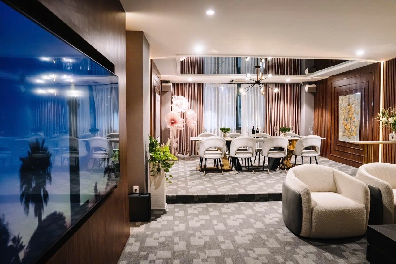 Kasen's private room and adjoining lounge seating